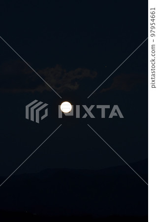Hakushu Town, Hokuto City, a red full moon with a moon age of 14.2 has risen with Mars (upper right of the moon) 97954661