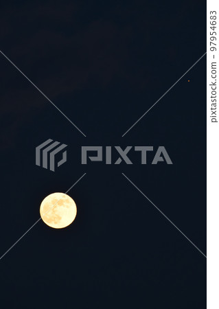 Hakushu Town, Hokuto City, a red full moon with a moon age of 14.2 has risen with Mars (upper right of the moon) 97954683