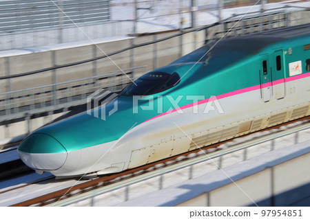 Winter Hokkaido/Tohoku Shinkansen E5 panning shot 97954851