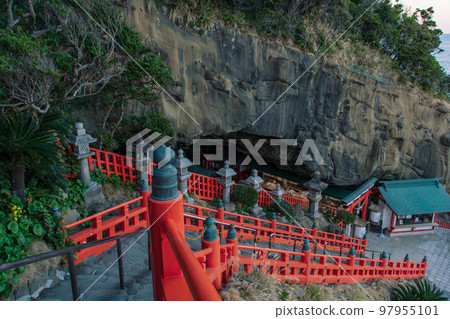 沿著山坡向下的樓梯 97955101