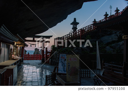 從鵜戶神社本殿眺望的美麗景色 從鵜戶神社本殿眺望的美麗景色 97955108