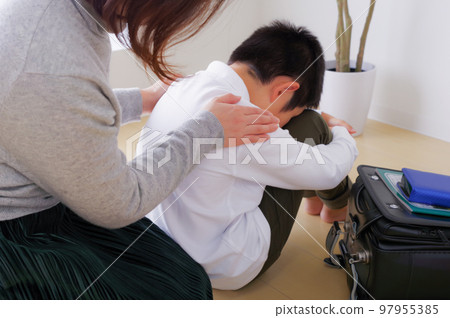 一個痛苦的小學男孩和他的媽媽 97955385