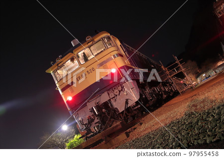 EF65-520 型機車在臼井山鐵道文化公園（橫川夜間公園）的夜晚 97955458