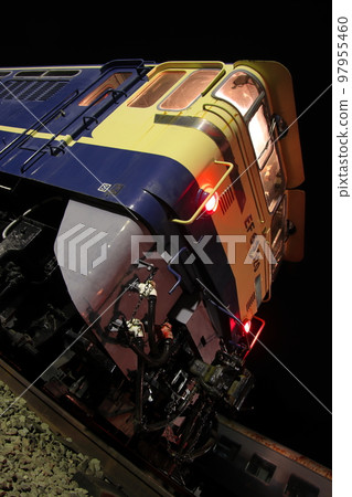 夜間站立在臼井峠鐵道文化村的保存車輛(橫川夜公園) 夜間站立在臼井峠鐵道文化村的保存車輛(橫川夜公園) 97955460