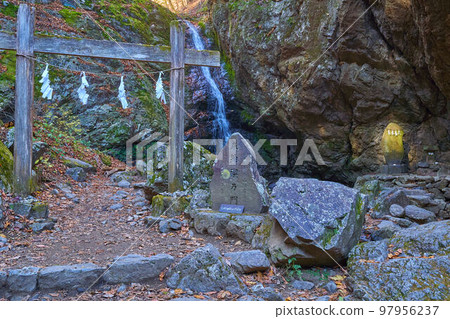 位於東京都青梅市禦嶽山一帶的綾尋瀑布 97956237