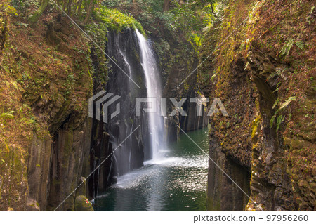 高千穂峽河和美麗的山谷 97956260