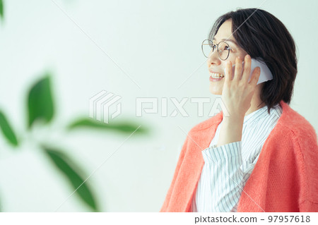 中間女人用智能手機聊天 97957618