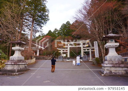 三峰神社、秩父三社、三鳥居、明神型鳥居、狼、神犬 三峰神社、秩父三社、三鳥居、明神型鳥居、狼、神犬 97958145