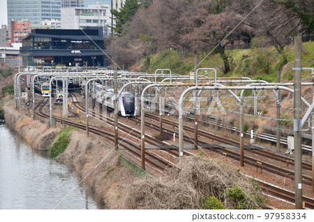江戶城外護城河和飯田橋地區中央本線特快開濟 江戶城外護城河和飯田橋地區中央本線特快開濟 97958334