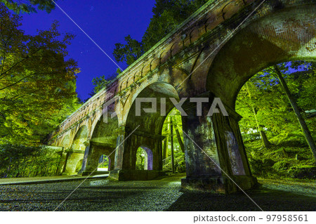 南禪寺水路閣的夜景 97958561