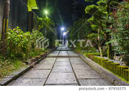 Hyuga Daijingu Shrine night view (Yamashina Ward, Kyoto City) Hyuga Daijingu Shrine night view (Yamashina Ward, Kyoto City) 97958575