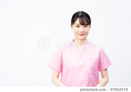穿著粉紅色磨砂膏的年輕女護士 97958579