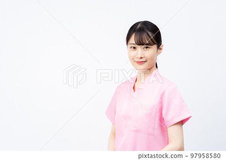 穿著粉紅色磨砂膏的年輕女護士 97958580