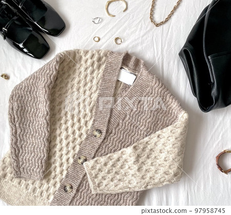 米色開衫和黑色配飾 97958745