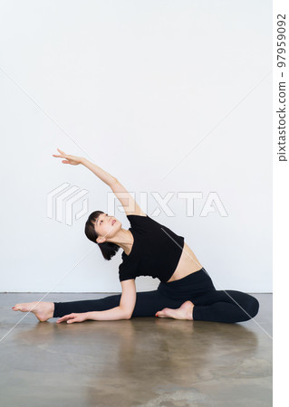 做瑜伽和柔韌性練習的女性 97959092