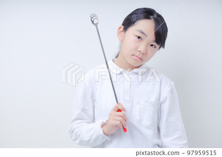 拿著指點桿,面無表情地決定姿勢的女孩 拿著指點桿,面無表情地決定姿勢的女孩 97959515