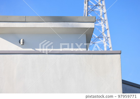 有白色牆壁的獨立式住宅 97959771