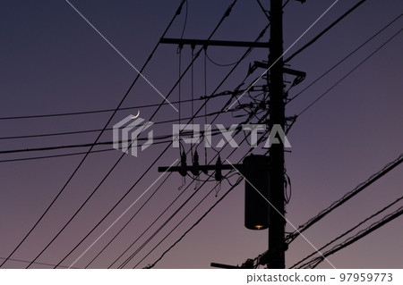 黃昏時分的電線桿、電線和新月 97959773