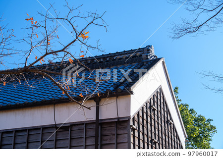 tiled roof and dry leaves tiled roof and dry leaves 97960017