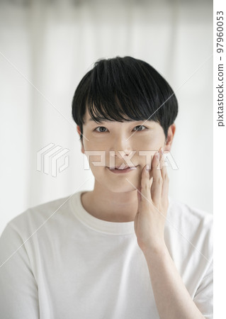 年輕人穿白T卹護膚美容形象寫真 97960053