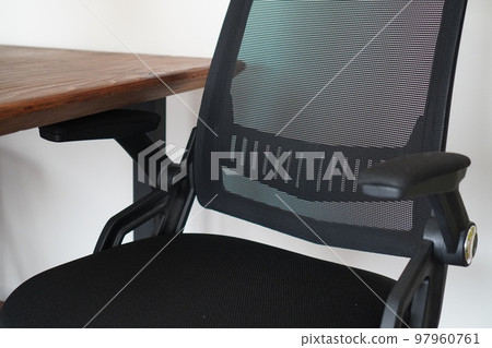 辦公椅和木桌 97960761