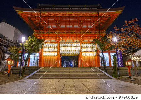京都八坂神社在晚上 Minamiromon 京都八坂神社在晚上 Minamiromon 97960819