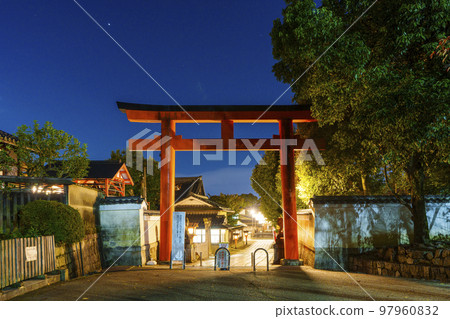Kyoto, Yasaka Shrine at night, Gyokukomon exit Kyoto, Yasaka Shrine at night, Gyokukomon exit 97960832