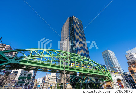 日本東京城市景觀 Sobu 線穿過 Sobu 幹線 Matsuzumicho 立交橋在 Shoheibashi 十字路口 日本東京城市景觀 Sobu 線穿過 Sobu 幹線 Matsuzumicho 立交橋在 Shoheibashi 十字路口 97960976