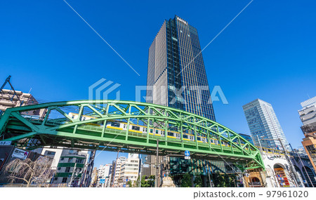 日本東京城市景觀 Sobu 線穿過 Sobu 幹線 Matsuzumicho 立交橋在 Shoheibashi 十字路口 日本東京城市景觀 Sobu 線穿過 Sobu 幹線 Matsuzumicho 立交橋在 Shoheibashi 十字路口 97961020