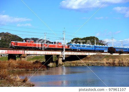 DD51 double train handle training train running on the Sanyo Line 97961107