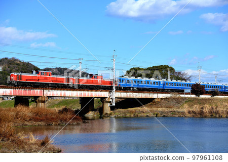 運行在山陽線的DD51雙火車把手訓練列車 運行在山陽線的DD51雙火車把手訓練列車 97961108