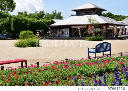 Kanagawa Prefectural Sagamihara Park: A cafe/shop and a flower bed full of flowers 97961238
