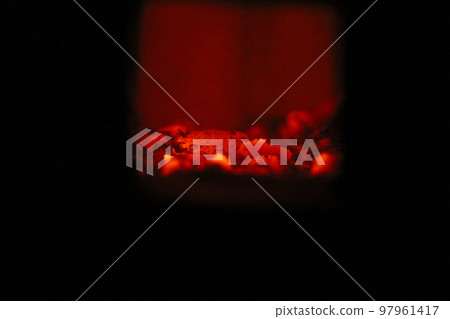 Speaking of winter, it's the charcoal fire that burns bright red (outdoors on a pitch-black night, the flames rising against the black background are soothing) Speaking of winter, it's the charcoal fire that burns bright red (outdoors on a pitch-black night, the flames rising against the black background are soothing) 97961417