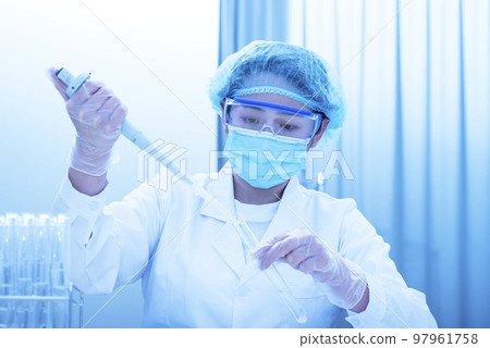 檢查員研究員科學微量移液器圖像素材 檢查員研究員科學微量移液器圖像素材 97961758