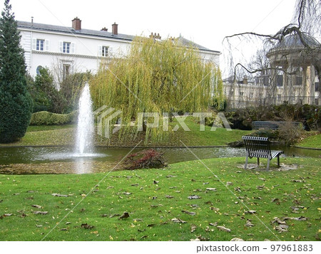 與噴泉的風景 與噴泉的風景 97961883