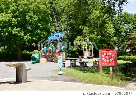 神奈川縣相模原公園遊樂場和新鮮的綠色植物 神奈川縣相模原公園遊樂場和新鮮的綠色植物 97962074