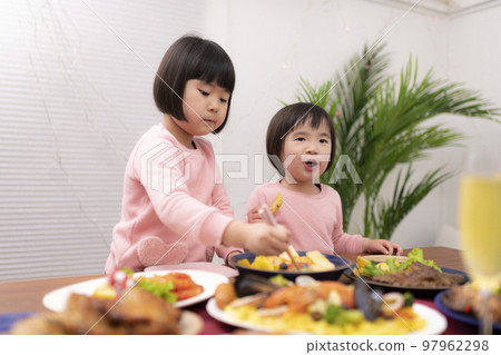 孩子們在桌上吃聖誕食物 97962298