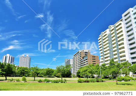 在藍天和公園風景的公寓 97962771