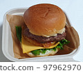 這是一個自製的漢堡包。 97962970