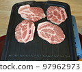 這是鐵板上烤肉的照片。 97962973