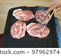 這是鐵板上烤肉的照片。 97962974