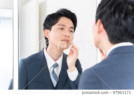照鏡子檢查皮膚的商人（護膚、鬍鬚） 97963173