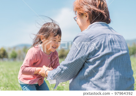 亞洲孩子和奶奶一起玩(蹣跚學步,微笑) 亞洲孩子和奶奶一起玩(蹣跚學步,微笑) 97964392