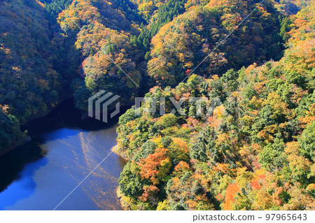 Lake Ryujin in autumn 97965643