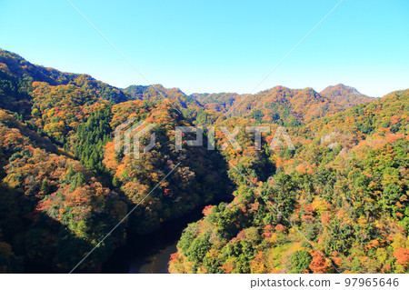 Lake Ryujin in autumn 97965646