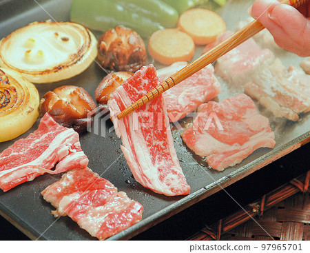 熱板上的烤肉圖像 97965701
