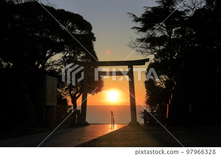 黎明時分在大洗磯崎神社眺望大海的鳥居 黎明時分在大洗磯崎神社眺望大海的鳥居 97966328