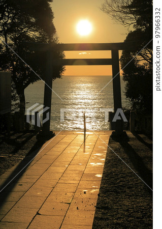 黎明時分在大洗磯崎神社眺望大海的鳥居 黎明時分在大洗磯崎神社眺望大海的鳥居 97966332