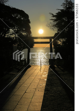 黎明時分在大洗磯崎神社眺望大海的鳥居 黎明時分在大洗磯崎神社眺望大海的鳥居 97966333