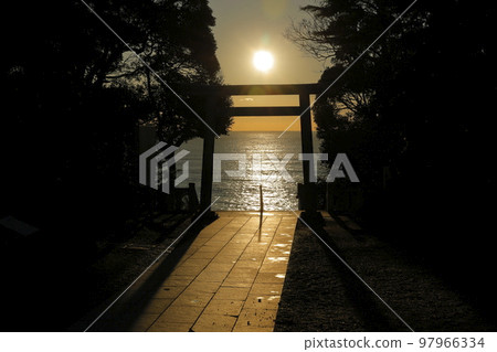 黎明時分在大洗磯崎神社眺望大海的鳥居 黎明時分在大洗磯崎神社眺望大海的鳥居 97966334